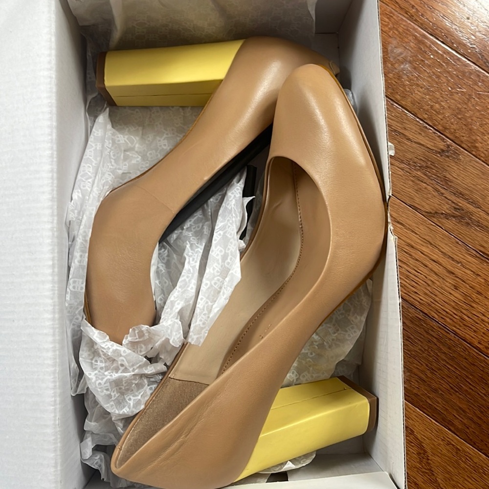 Lizzq size 9 Natural Banana republic pumps